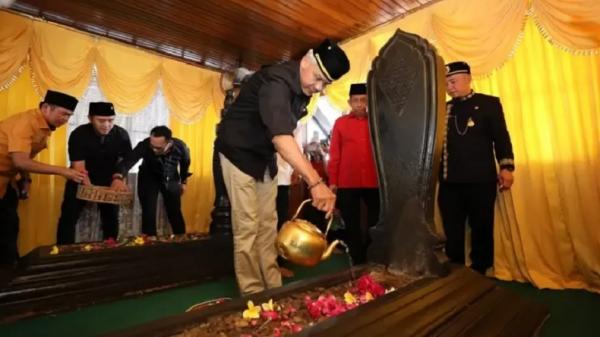 Kampanye di Tenggarong, Ganjar Pranowo Ziarah ke Makam Sultan Kutai Kartanegara