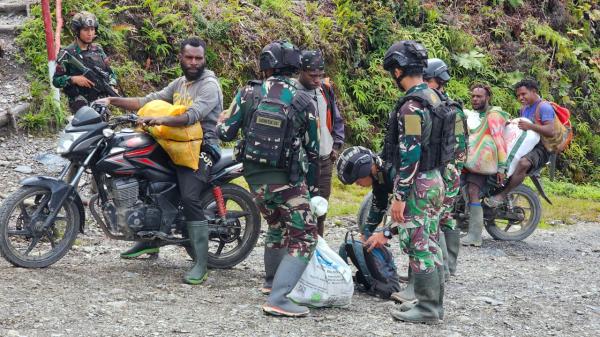 Sweeping di Jalan Trans Sugapa, Satgas 330 Berhasil Amankan Puluhan Miras Ilegal