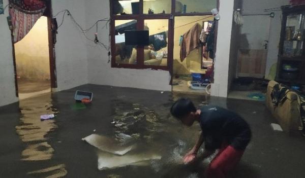 Banjir Setinggi Lutut Orang Dewasa Rendam 350 Rumah Warga di Kota Cimahi