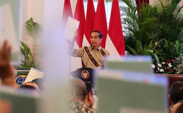 Bagikan Ribuan Sertipikat Tanah Elektronik, Presiden Joko Widodo Ingatkan Soal Angsuran Bank
