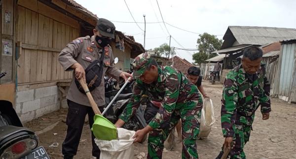 Personel TNI-Polri di bersihkan lingkungan pasar tradisional Pameungpeuk