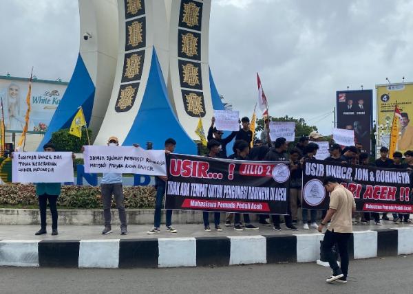 Unjuk Rasa Puluhan Mahasiswa dari MPPA Tolak Etnis Rohingya Yang Mengungsikan diri ke Aceh