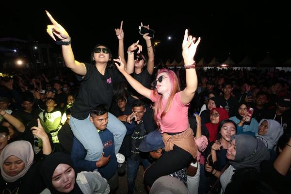 Goyang Santuy Bareng SBI di Surabaya Pecah, Ribuan Milenial Padati Tugu Pahlawan