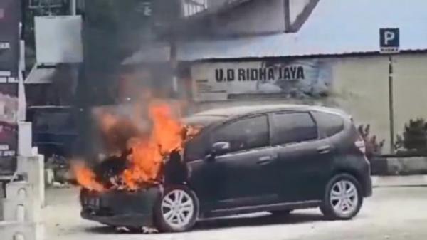 Mobil Honda Jazz Terbakar Tiba-Tiba saat Terparkir di Ulee Kareng, Warga Banda Aceh Geger