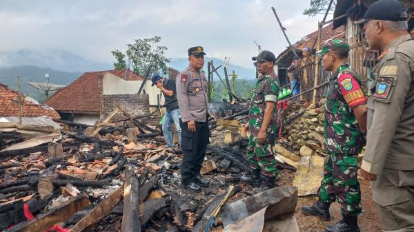 Lupa Matikan Tungku Dapur, Dua Rumah di Singajaya Ludes Terbakar