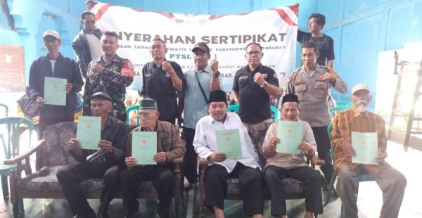 ATR/BPN Garut Serahkan Ribuan Sertifikat PTSL PM Pada Warga di Kecamatan Cibatu