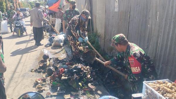 Peduli Lingkungan, TNI - Polri dan Pemda Toraja Utara Bersihkan Sampah di Pasar Pagi