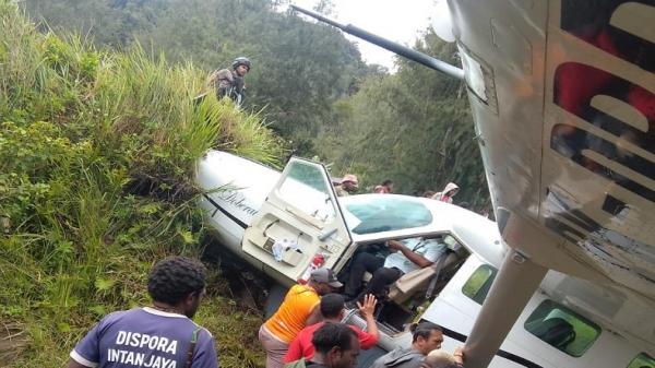 Tergelincir,  Pesawat Caravan Daby Air Tabrak Bukit di Intan Jaya