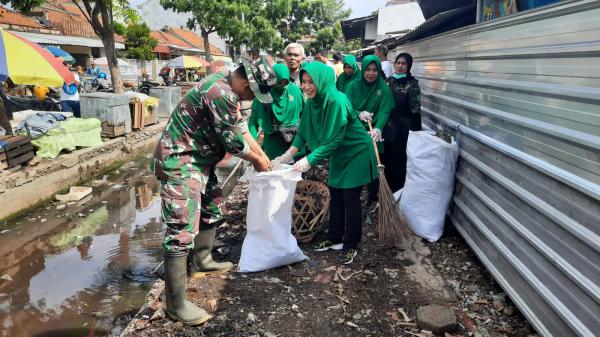 Dikeluhkan Bau Busuk Pedagang, TNI Kodim 0713 Brebes Bersih Bersih Pasar Induk Brebes