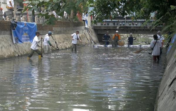 BRI Kusuma Bangsa Ajak Warga Kelurahan Mojo Jaga Sungai Agar Tetap Bersih