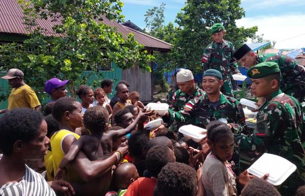 Jumat Berkah, Satgas Yonif 125/SMB Gelar Si'mbisa Berbagi Kasih Serentak Di Seluruh Jajaran Pos