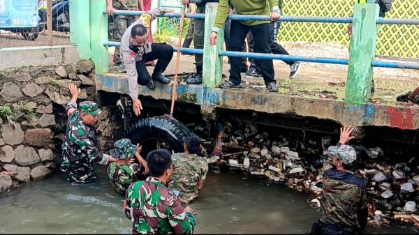 TNI dan Warga Depok Gelar Aksi Bersih-bersih Kali di Jembatan Mampang