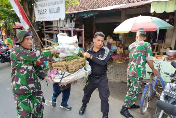 Personel Kodim Sukoharjo Turun Tangan, Bersihkan Sampah di Pasar Mulur