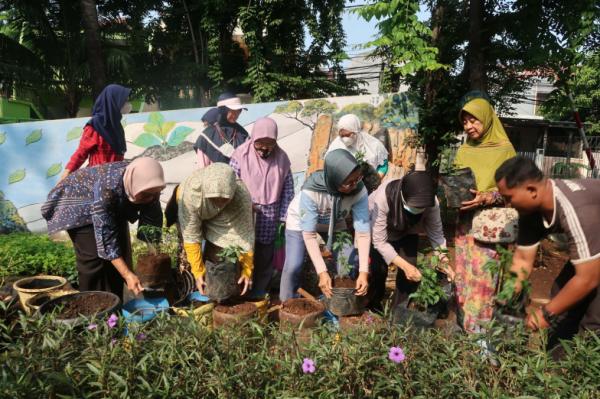 Dalam Rangka Ketahanan Pangan, Siswa Lansia Nirmala Ikuti Gerakkan Tanam Cabai Serentak