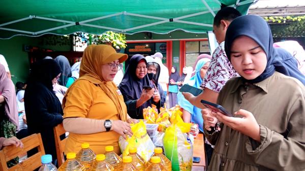 Caleg Hanura DPRD Depok Gelar Bazar Sembako Murah di Tapos, Harganya Bikin Kaget