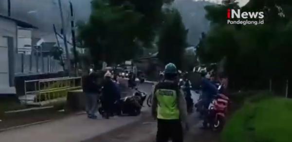 Video Detik-detik Pengendara Motor Jatuh di Jalanan Licin di Merak Banten
