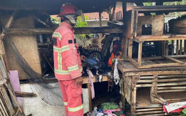 Korek Api Gas Meledak, Saung Penyimpanan Pakaian Bekas di Ciamis Terbakar