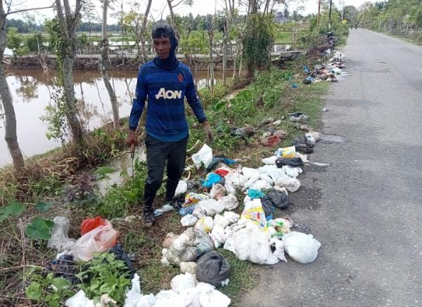 Viral Petani Kesal, Sampah Popok Bayi Penuhi Saluran Air di Pidie Jaya Aceh