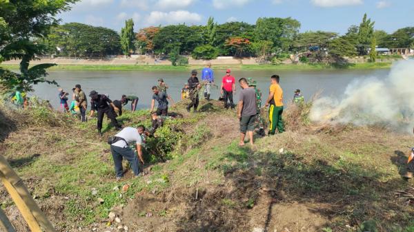 Antisipasi Banjir, Kodim 0809 Kediri Gelar Bersih-bersih bantaran Sungai Brantas