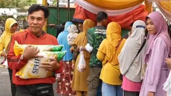 Jelang Nataru Harga Sembako Meroket, Warga di Lumajang Serbu Operasi Pasar Murah