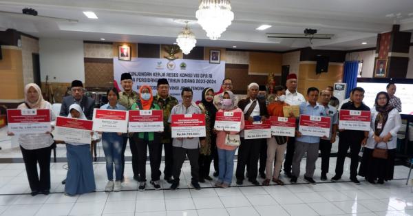 Kunker ke Semarang, Wisnu Wijaya Serahkan Bansos Senilai Rp5,8 Triliun