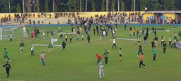 Laga PSMS Medan Kontra PSPS Riau Ricuh, Suporter Masuk Lapangan hingga Merusak Fasilitas Stadion