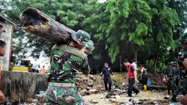 Kodim 0431/Bangka Barat Bersihkan Sampah dan Lumpur DAS Pasar Mentok
