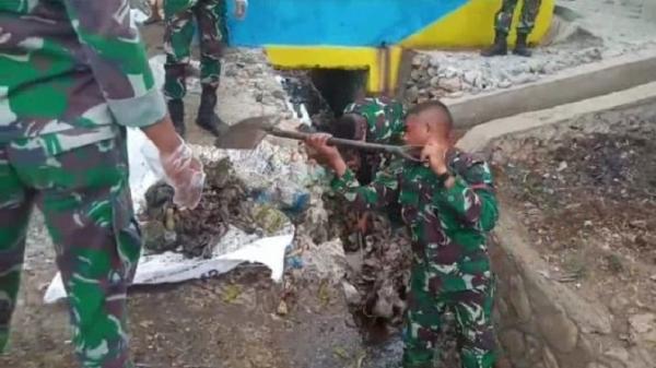 Kolaborasi TNI dan Forkopimda Bersihkan Sampah di Pasar Inpres Soe