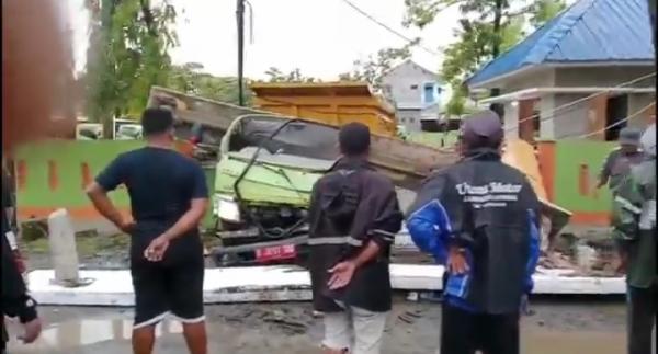 Truk Sampah di Pinrang Tabrak Pintu  Gerbang Beton Kantor DLH, Sopir Tewas Mengenaskan