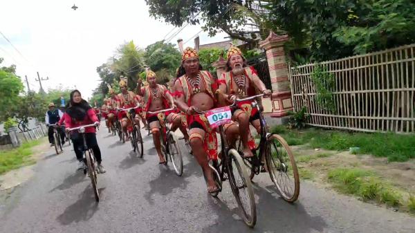 Lestarikan Warisan Leluhur, Ribuan Onthelis  Nusantara Ikuti Parade Sepeda Tua di Kediri