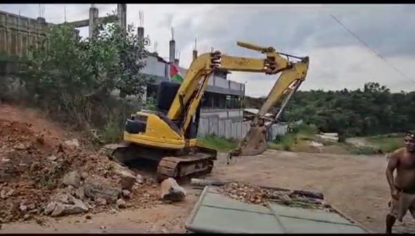 Gerbang Gudang Ekspedisi di Depan Mako Brimob Jambi Roboh Diterjang Excavator