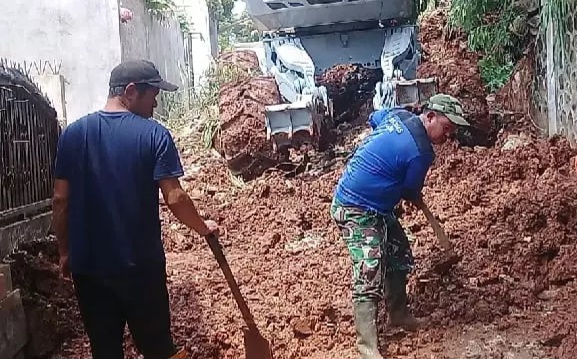 Longsor di Pondok Petir Depok, Akses Jalan Tertutup