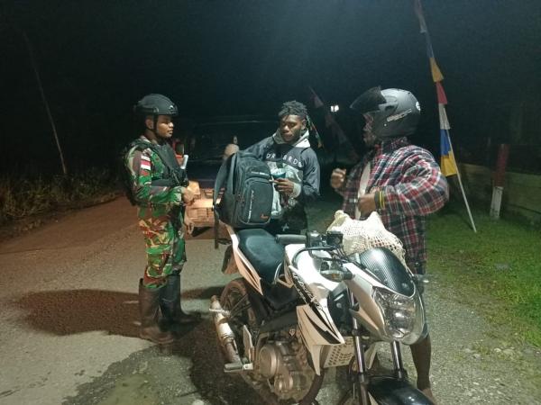 Cegah Peredaran Ilegal Jelang Natal, Satgas Pamtas RI-PNG Yonif 122/TS Patroli di Jalan Trans