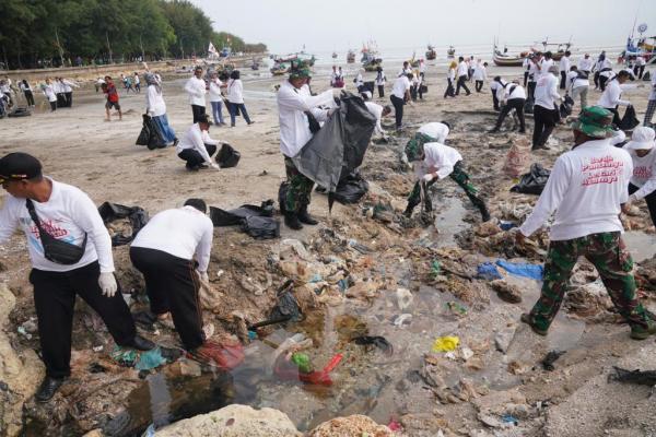 Berkolaborasi dengan Pemerintah Jawa Timur dan Tuban, Yayasan Wings Peduli Gelar Aksi Bersih Sampah