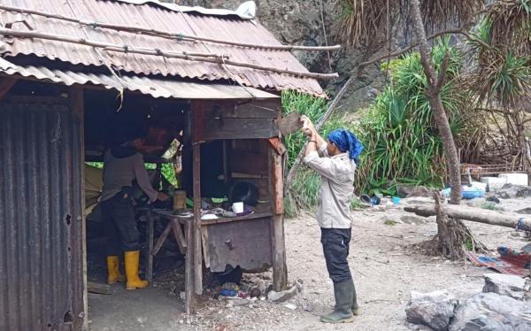 Dinilai Kumuh, 8 Saung Peziarah Makam Sanghyang Sirah Dibongkar Kepala Balai TN Ujung Kulon