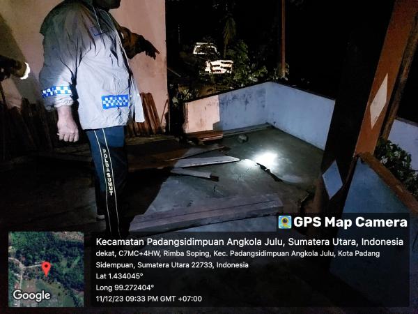 Polres Padangsidimpuan dan BPBD Evakuasi Penghuni Rumah Tertimbun Longsor di Desa Simatohir