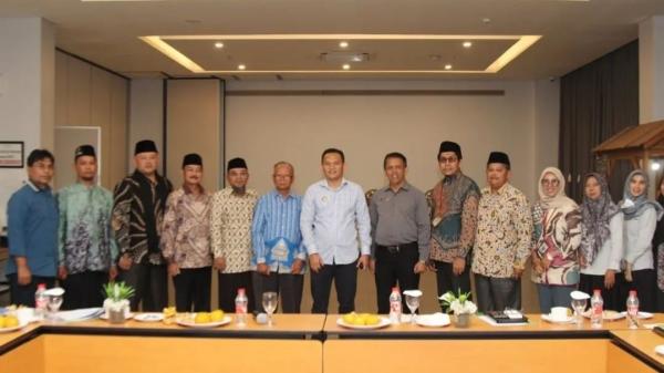 Pj Wali Kota Tasikmalaya Kukuhkan Kembali KH Aminudin Bustomi sebagai Ketua Dewan Pengawas Syariah