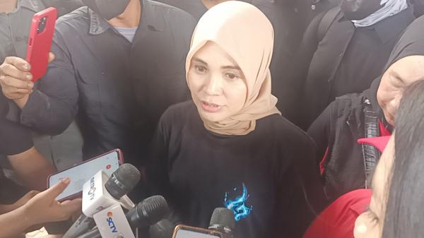 Siti Atikoh Serap Keluhan Pedagang Pakaian dan Peralatan di Pasar Rau Serang, Sepi Pembeli