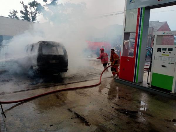 Kepenuhan Isi BBM Mobil Carry di Terbakar di Area SPBU