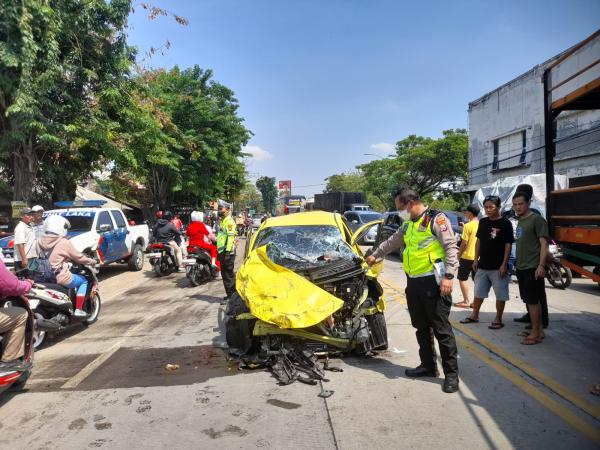 Selip, City Car Hancur Dihantam Truk Tronton di Pantura Gresik