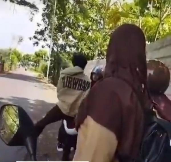 Viral, Video Siswa Pukul Siswi Adik Kelasnya Dengan Helm Lalu Dijambak