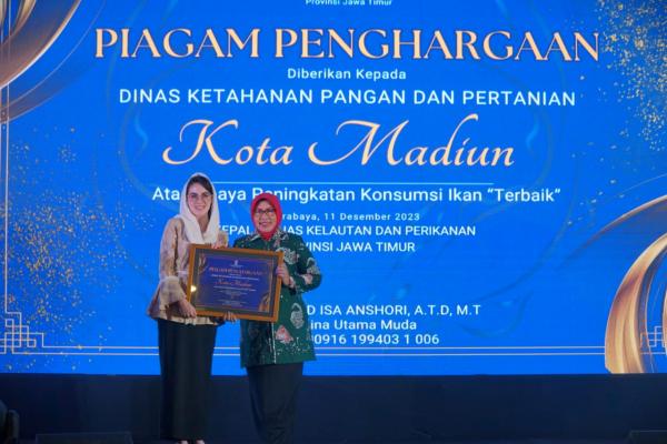 Kota Madiun Panen Penghargaan Makan Ikan, Dua Piagam Diserahkan Arumi Bachsin di Surabaya