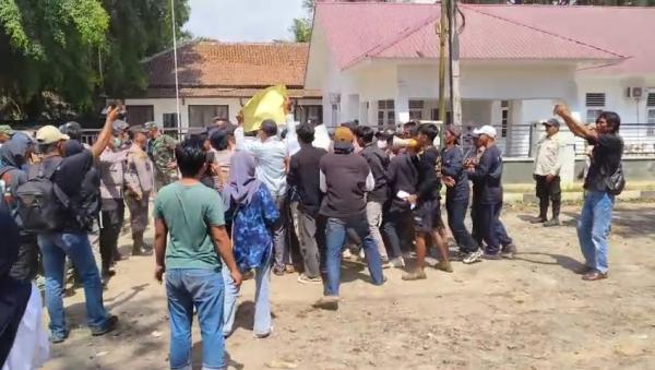 Aksi Saling Dorong Polisi dan Massa Warnai Demo di PKS Banjarsari Lebak