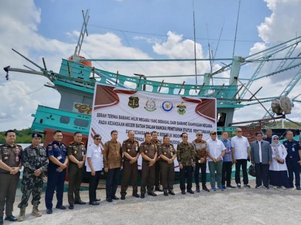 Kejari Batam Hibahkan Kapal Ikan Sitaan ke Universitas Hasanuddin Untuk Pendidikan dan Penelitian