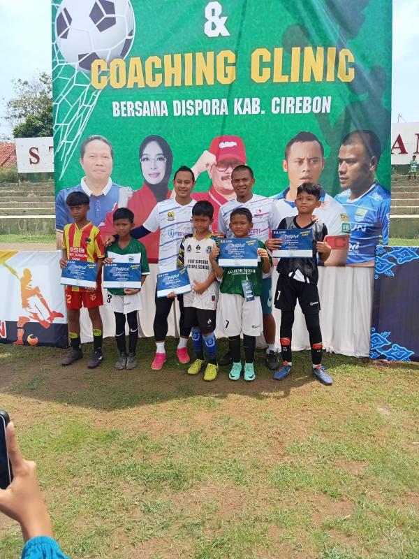 Dua Mantan Pemain Persib Latih Ratusan Siswa SSB di Cirebon