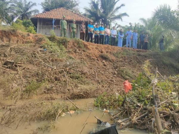Akibat Meluapnya Air Sungai Way Kanan, Jalan Kabupaten Penghubung Karta Jaya-Gedung Jaya Amblas 