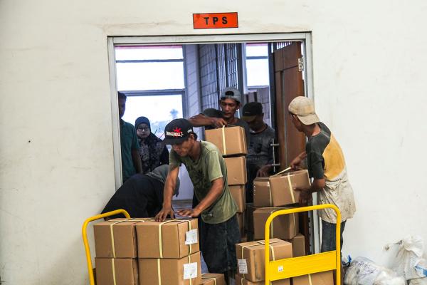 Potret Kedatangan Logistik Kertas Suara DPD Sumsel di Palembang