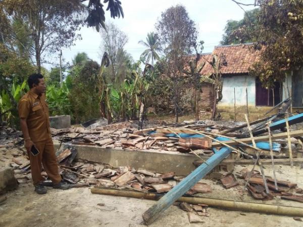 Satu Rumah Warga di Desa Karangkamulyan Ludes Terbakar, Diduga Akibat Korsleting Listrik