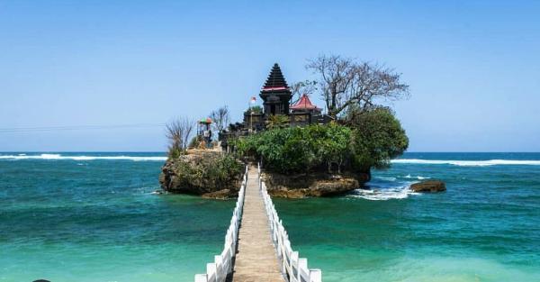 Melihat Dekat Pantai Balekambang Malang, Saudara Kembar Tanah Lot Bali, Seperti Apa?