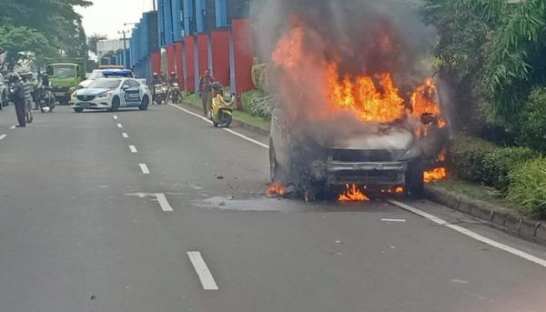 1 Mobil Terbakar pada Kecelakaan yang Melibatkan 4 Kendaraan di Rawa Buntu Tangerang Selatan